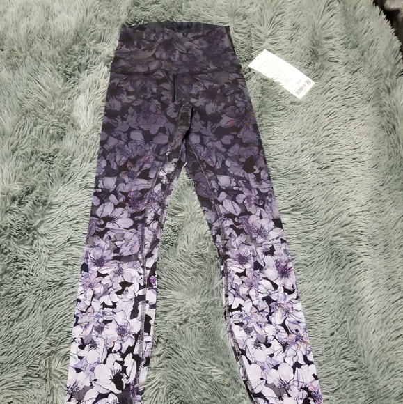 Lululemon ,flower - Picture 1 of 4